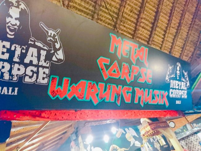 「Le Meridien Bali Jimbaran」から歩いてすぐの「METAL CORPSE WARUNG MUSIK」です。<br /><br />イカツイ看板＆名前ですが、店内のBGMはK-POPでした。(笑)<br />