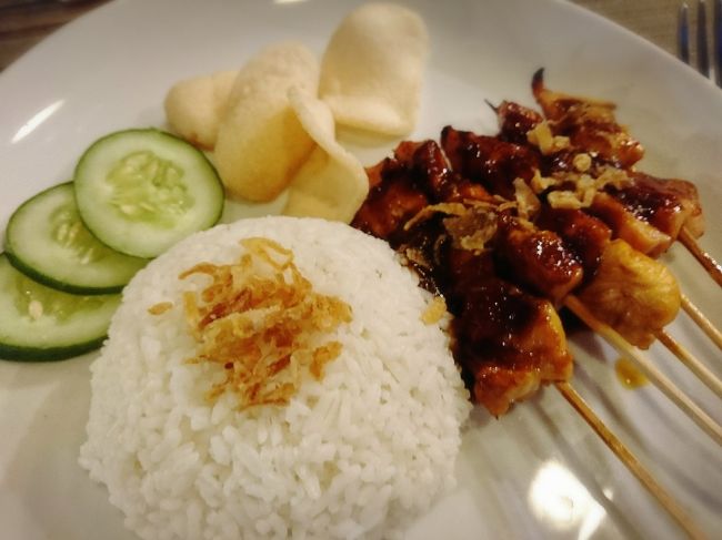 「METAL CORPSE WARUNG MUSIK」<br /><br />サテ。インドネシアに来たらこれを食べないとね。<br />普通に美味しいです。