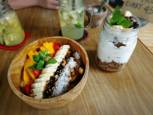 「In de Bowl」<br /><br />ボウルの方はスムージーの上にフルーツが乗っています。<br />女性（私）が大好きな食べ物。見た目も可愛いし美味しかったな～。<br /><br />ジャー？の方はシリアルとヨーグルトとフルーツのナントカでしたが、ヨーグルトがぬるくてイマイチでした。<br />あと容器が食べにくい。