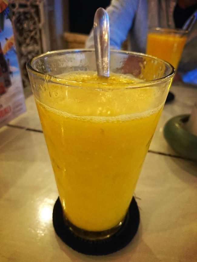 「Le Meridien Bali Jimbaran」の目の前の「La Brasserie」です。<br />フランス人女性がオーナーのお店。<br />オーナーはマメに声を掛けてくれる気さくな女性でした。<br /><br />マンゴージュース。マンゴーが酸っぱいのでガムシロを付けてくれました。