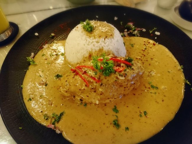 「La Brasserie」<br /><br />チキンクリームソース煮？<br />これも美味しかったなー。<br /><br />ただ一つ、アジアンフードのカレー麺みたいなのを頼んだ時はイマイチでした。<br />こちらのお店はアジアンフードじゃないものを頼んだ方が正解かもしれません。