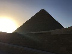 6：00　モーニングコール
6：30　朝食
7：30　専用バスでピラミッドまで（約5分）
いよいよピラミッド近くまで行きます！