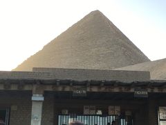 クフ王のピラミッド！
高さ138.74m（もとの高さ146.59m）、底辺230.37mです。エジプト最大です。
良い天気ですが、風が強くとても寒かった。