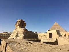 特別な許可を得て、スフィンクスの足元まで移動。
普通はロープを張られた遠くからしか見れないのだとか。