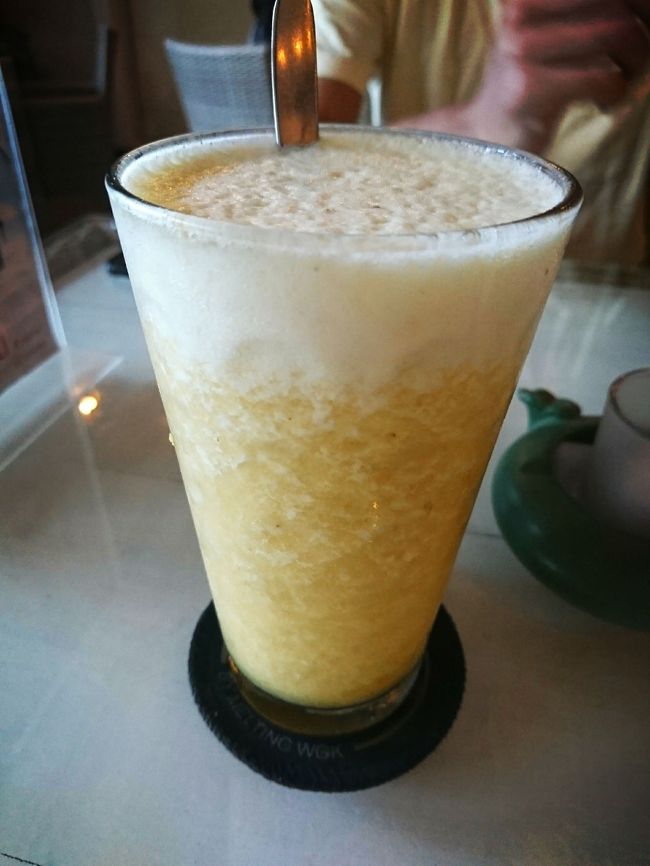 「La Brasserie」<br /><br />ナニカのフルーツジュース。