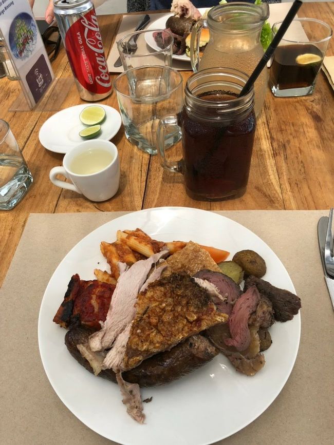 「トラットリア　サヌール」<br />夫のお皿はこげ茶色。(笑)