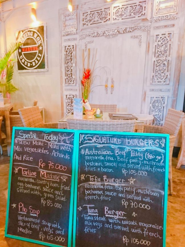 「La Brasserie」<br /><br />今日のスペシャルメニューをお店の女の子が一つ一つ説明してくれます。<br />豆腐バーガーなどもあってヘルシーなお料理もたくさんあります。