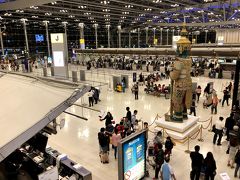 スワンナプーム国際空港まで直行。
空港までは約30km程度。
車は多かったものの、渋滞すること無くスムーズに流れたので40分程で到着。
22:20、夜とは思えない程の混雑ぶり。
