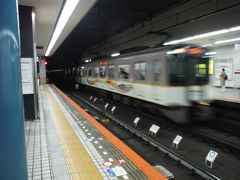 近鉄難波駅は阪神電車と相互乗り入れしていています。向かいのホームに阪神電車の神戸方面行が来ました。