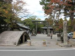 水口神社入口に太鼓橋がありますが、横は平らな道路で意味はないようです。
太鼓橋の向こうに鳥居、拝殿と続きます。