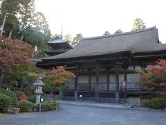 常楽寺は710年頃創建の天台宗のお寺で、「びわ湖百八霊場」と「湖南三山」に指定されている古刹です。
本堂は1360年に落雷による火災で焼失し再建されたものですが、堂内には本尊の千手観音（秘仏）はじめ、二十八部衆などの仏像群が並んでいました。
本堂の左後方の一段高い所に三重塔が配置されているのは、天台寺院の特徴です。