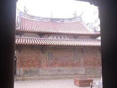 私は寺好きですが、台湾のお寺や廟には、これまで然程感じるところが無かった。でも民俗文物館で龍山寺の昔の写真に興味が沸き、近いので来てみると、これが素晴らしいお寺でした。