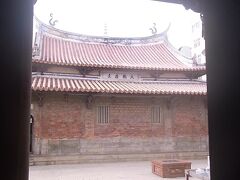 私は寺好きですが、台湾のお寺や廟には、これまで然程感じるところが無かった。
でも民俗文物館で龍山寺の昔の写真に興味が沸き、近いので来てみると、これが素晴らしいお寺でした。