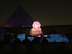 21：30よりスタート！
添乗員さんから寒いと聞かされていたので、重ね着、帽子、手袋、タイツ、ホッカイロなど完全武装。
でも寒かった！
英語でもイヤホンガイドがあるから良いわと安心していたら、途中で聞こえなくなる（泣）。
流れている英語も断片的に単語のみ頭に入ってくるが結局何が何かわからず終い。
他の方から聞くと、エジプトの歴史のことがよくわかって良かったとか。
