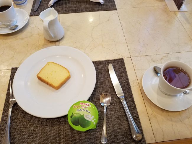 ４日目。<br />明日は朝から空港へ行くので今日がバンコクで遊べる最終日です。<br />今日も７時起き。<br /><br />朝はランチの予約があるので軽めにパウンドケーキとヨーグルトに。<br />主人は、朝からモリモリ。<br /><br />今日の予定は、シャングリラホテルの香宮でランチ。その後ＭＢＫでショッピング。<br /><br /><br />ホテルを出て、サパーンタクシン駅周辺をランチの時間まで散策することに。