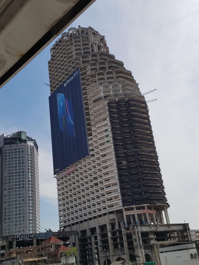 サパーンタクシン駅のホームから有名な廃墟ビルが見えました。<br />心霊スポットとして有名だそう。<br /><br /><br />ロビンソンデパートに行く前に周辺の市場を散策。<br />サイアムやチットロムの綺麗な所しか見ていなかったので、市場のディープな雰囲気にビックリ。<br /><br />ロビンソンを散策して地下のスーパーをチェックしてリンツのチョコレートが日本の半額程なので購入。<br /><br /><br /><br />