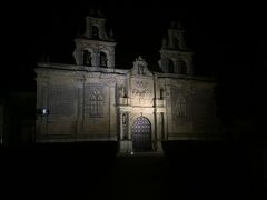 逆サイドは暗闇に浮かび上がるゴシック様式のサンタマリア教会。