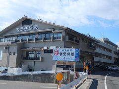 まるは食堂旅館の横を通ります。後で夕食はここで食べました。