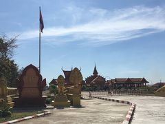 カンボジア側はちょっと混んでて、多くの旅人たちが手続きをしていました
10:55には出入国完了

