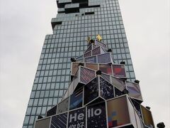 マハナコンタワー
BTSチョンノンシー駅横

悩ましい感動的な建物だ

