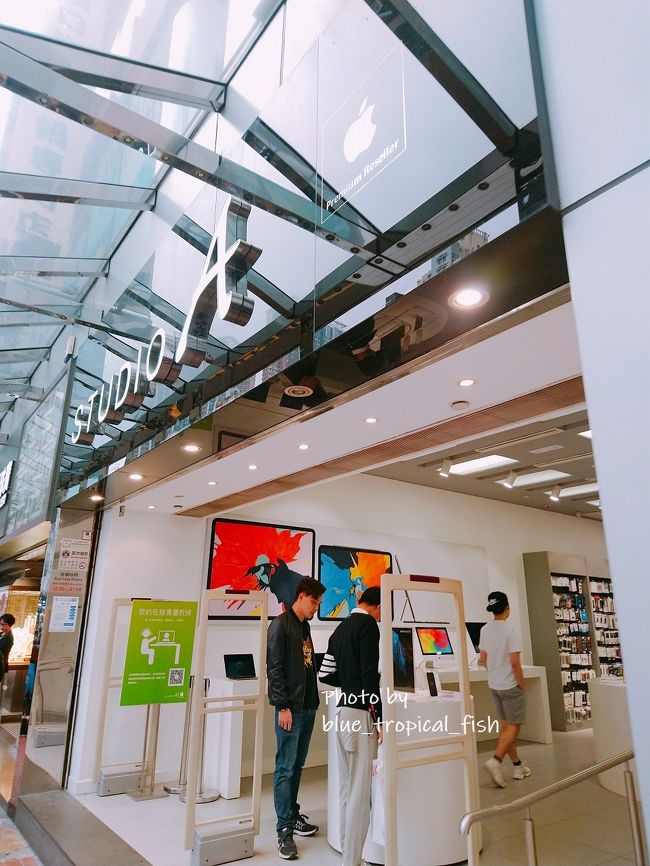 Iphne探しの旅。<br /><br />まずはこちらのお店から。<br /><br />○　Studio A<br /><br />Tさんが欲しがっていたIphone 8は5000HKドル台、でも今は、Iphone 8 Plusってのがあるらしい。Iphone 8 Plusは6099HKドル。