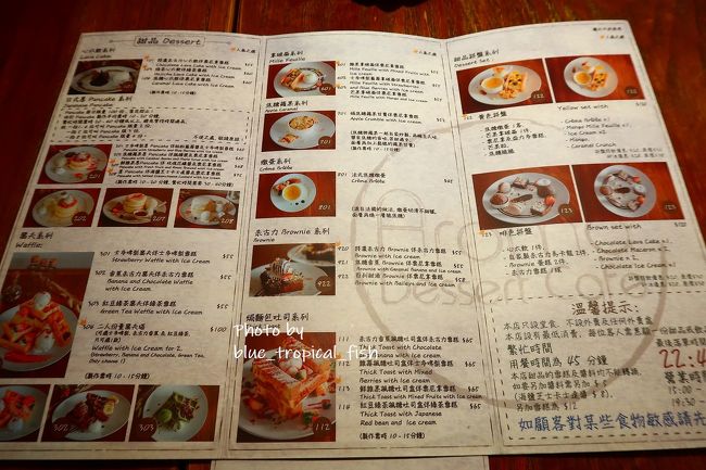 メニュー<br /><br />パンケーキだけでなく色々なデザートがありました。