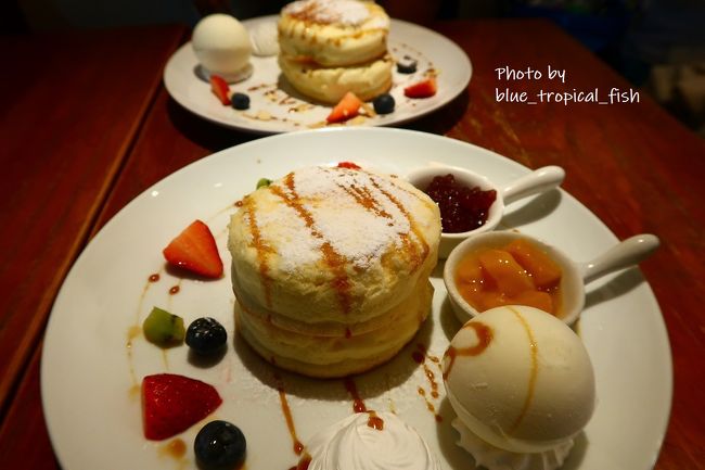 Tさんは海塩クリームチーズソースのついたパンケーキ<br /><br />私はローズジャムのついたパンケーキ<br /><br />クリームチーズソースはあまり甘くなくてとってもおいしかったです。