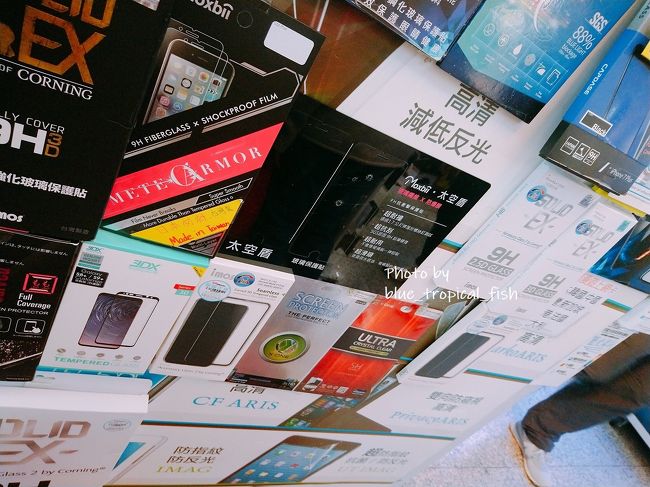 真ん中のプロテクターにしました。ガラスのやつなのでちょっと高くて168HKドル。