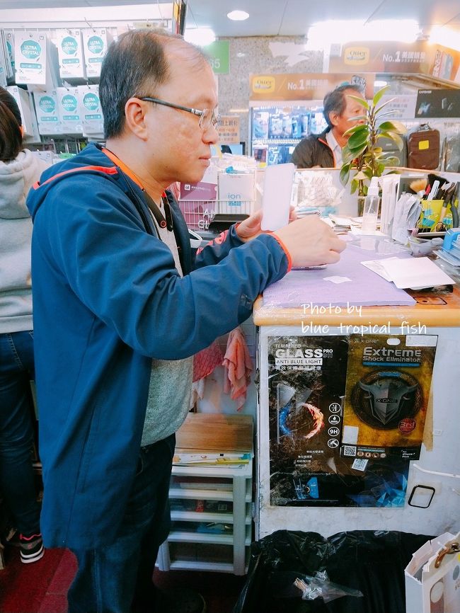 優しいけど仕事は細かそうなオヤジがプロテクター貼ってくれました。