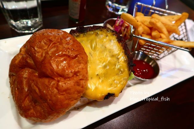 もうひとつは和牛チーズバーガー。<br /><br />以上でバウチャーとメンバー割引を使って、193HKドルでした。