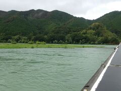 大雨でゆっくり観光地も回れないし、宿に行くのも早すぎるので、とりあえず沈下橋に行ってみようと。
雨が止んでる時を狙います。