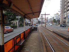 １月１４日。午後２時半。
若宮稲荷神社から長い階段を下りてたどり着いたのが長崎電鉄（長崎電気軌道）の新大工町停留所。