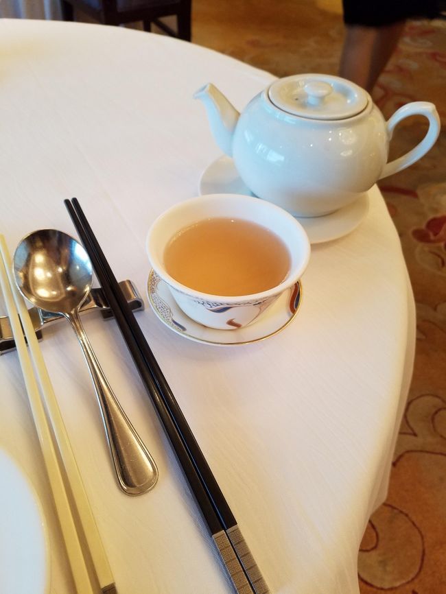 飲み物は何を頼んだか忘れましたが中国茶に。<br />ポットのお湯が少なくなるとたっぷり熱々の差し湯してもらえました。