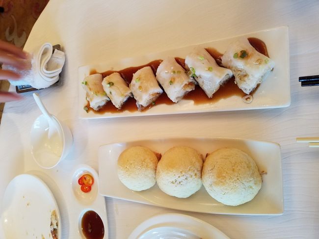 上が店員さんおすすめの海老と米粉の春巻き。<br />おすすめだけあって凄く美味しかったです。<br /><br />下が絶対食べたかったメロンパンにチャーシューが入ったもの。<br />去年、 添好運で食べてもう一度食べたいと思っていました。<br />