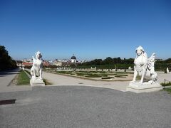 翌日、ベルヴェデーレ宮殿にやってきました。
メトロで来ると、少し歩きます。