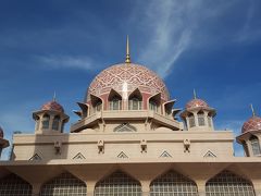 ピンクモスクと呼ばれているこちらのモスクの正式名称は『Masjid Putraa』
