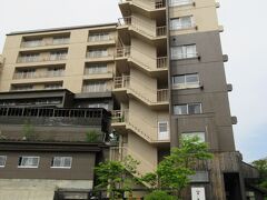 ホテル高松。
温泉街に入って、湯もみで有名な中心からかなり離れたところに立地していました。
ポンパレのクーポン利用です。
