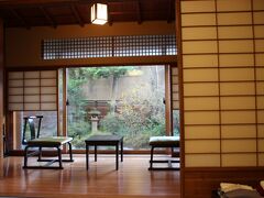 部屋は広縁付きの和室
入ると素敵なお庭が見えましたよ。
ちゃんとしたお風呂も一応ついています。

他のお客さんが来る前に温泉を堪能しよう！と急いで着替えていきました。
