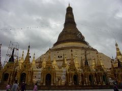 ヤンゴンを見守るミャンマー仏教の聖地、シュエダゴン・パゴダへ行き、お参りをして…、