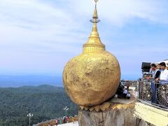 標高1,101メートルの山頂に位置し、高さ6.7m、周囲は25.6mあります。その石の上には約11mの仏塔。
今にも落ちそうな不安定な状態で鎮座していますが、数度の大地震の際にも落ちなかったそうです。それは仏塔の中にブッダの「聖髪」が置かれているだからだとか。