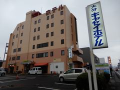 　本日の宿。大分市の郊外：賀来にある大分キャセイホテル
　1階中央がホテルの入口
　左側は、併設の温泉（銭湯）の入口