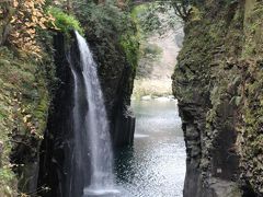 ホテルに戻ってから来ると時間が無駄になるし、混んでるときに来たくないなあと高千穂神社の帰りに寄ったけどまだ観光ボート貸し出しスタートの8時半になっていなかったから係りの人のモーター付きのボートだけだった。
ここはやっぱりどなたかが乗っている写真の方がイメージあるかな？
ボートは1隻30分で2,000円だそうで、混んでいるときは2～3時間待つこともあるとのこと。
この時刻なら待つことなく借りられそうだけどカヌーの実力から1人で漕ぐのは無理と判断。おばちゃんのぼっち旅だしね。
https://4travel.jp/travelogue/11379617