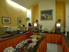 3日目　12月25日（火）　朝

【Hotel Milani＜朝食会場＞】

朝食会場はカフェの奥に設えてある。
最近利用した人の旅行記で朝食は種類が豊富だったとあったので期待している。