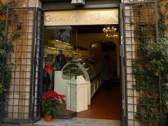 【Gelateria del Teatro】

コロナリー通りにチェーン店とは一味も二味も違うジェラート屋があると読んでいた。
コロナリー通りをどんどん奥に進んでいってようやく見つけた。
あそこに見える広場まで行ってなかったら諦めようと話した広場の角にデル・テアトロはあった。