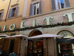 【Giolitti ジョリッティ】

お次はジョリッティ
今度は店の中に入ってみた。
デッラ・パルマに比べたら客はまばら