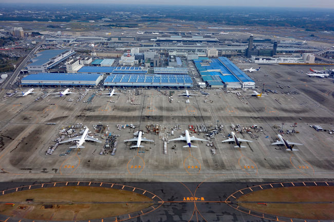 成田空港離陸後、眼下に空港全景が見えてきました。この角度で空港を見るのは記憶がありません。思わずスナップです。持参するカメラは、いつもテーブルフォト用にコンデジ、スナップ用にフルサイズ一眼ミラーレスと決めていますが、ここではコンデジです。チョット工夫するとそれなりに写すことが出来ます。