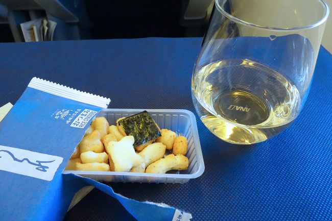 旅行の始まりは、スパークリングワインと決めています。途中まで飲んで慌ててスナップしました。（笑い）