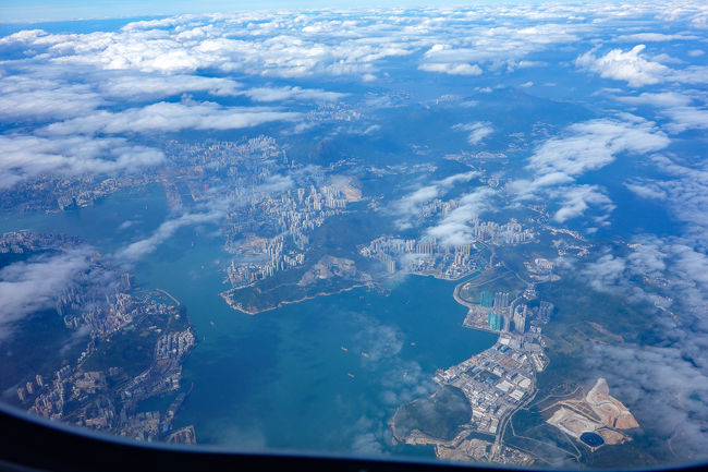 台湾上空を過ぎて中国本土沿岸を飛行し始めました。眼下に高層ビル群が見え始めました。香港かと勘違いしてしまいました。さてどのへんでしょうか。