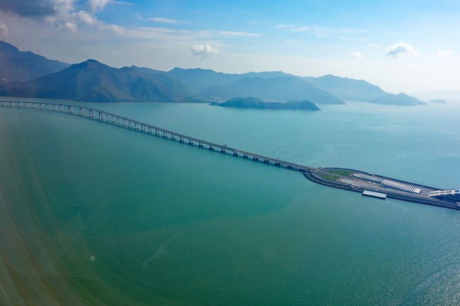 今回もマカオ行きを予定しています。いつも船(ターボジェット）ですが、海上橋が開通したことで、バスでの訪問も選択肢に加わりました。機上から海上橋をスナップしました。東京アクアラインと見間違えるような光景です。この時は、バスで往路を予定していましたが、結局は、利用しませんでした。その訳は後程。