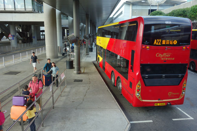 空港ロビーを右折し間もないところに臨時の案内所がありました。「カオルーン・シャングリア・香港はどこで下車すればいいですか」と質問すると「Mody.Rdで降りるとすぐ近くです」と説明を頂く。いつものＡ２１二階席の一番前の席を確保です。これから、１時間の乗車で到着しました。<br />この時もオクトパスで支払いましたが、大幅に割引されていました。